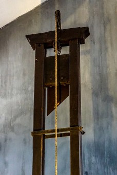 guillotine-1649490_1280.jpg